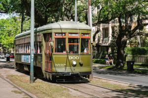 un tram verde su una strada cittadina di Sonder at 1500 Canal a New Orleans