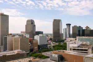 uma vista para o horizonte da cidade com edifícios altos em Sonder at 1500 Canal em Nova Orleans