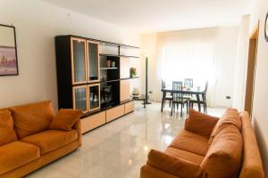 un soggiorno con un divano e un tavolo di Casa Ritella - ApulianStay Group a Monopoli