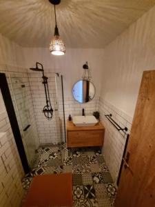 uma casa de banho com um lavatório e um espelho em 5 stylových apartmánů v srdci Jeseníků em Loučná nad Desnou