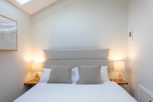 Postel nebo postele na pokoji v ubytování Cobble Cottage