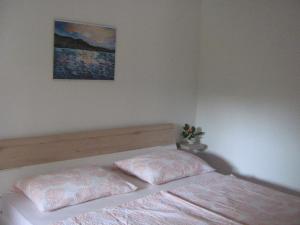 ein Schlafzimmer mit einem Bett mit zwei Kissen darauf in der Unterkunft Matea in Crikvenica