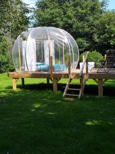 una mesa de picnic de madera con una cúpula de cristal encima en Bulle sous les étoiles, 