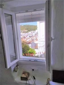 ein weißes Fenster mit Stadtblick in der Unterkunft CÁNTARO. Las Puertitas Rojas in Ubrique