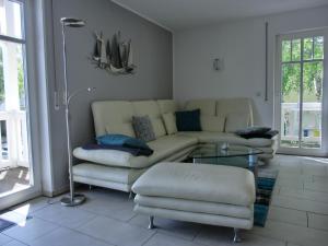 ein Wohnzimmer mit einem Sofa und einem Tisch in der Unterkunft Ferienwohnung T24 in Graal-Müritz