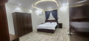 1 dormitorio con cama y ventana grande en وحدات جنان en Ahad Rafidah