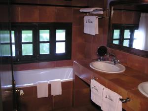 Koupelna v ubytování La Fabrica Casa Rural + 22 fotografií