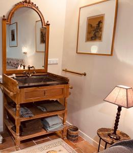 a bathroom with a sink and a mirror at La Maison de Fabienne in Tarascon