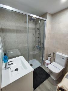 Un baño con ducha, inodoro y lavabo. en Apartamentos BENALBEACH, en Benalmádena 52 fotos más