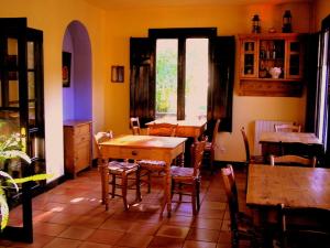 A restaurant or other place to eat at La Fabrica Casa Rural