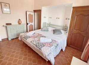 A bed or beds in a room at Villa Tarentelle - heated pool and exceptional view