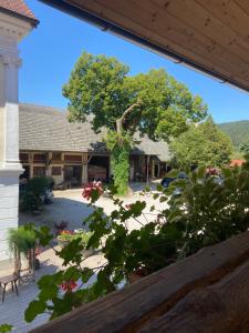 uitzicht op de binnenplaats vanaf de veranda van een huis bij Pr Krač Countryside Hideaway in Dol pri Ljubljani