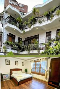 1 dormitorio en una casa con plantas en los balcones en Wasabi House - Homestay bên chợ đà lạt en Da Lat