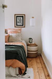 een slaapkamer met een bed en een houten vloer bij Miss Boulevard - Stylish Art Deco Villa in Shepparton