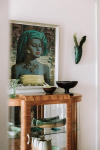 een schilderij van een vrouw bovenop een tafel bij Miss Boulevard - Stylish Art Deco Villa in Shepparton
