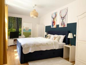 ein Schlafzimmer mit einem großen Bett und einem TV in der Unterkunft Ferienwohnung am Südwall All INCLUSIVE in Celle
