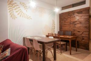 a dining room with a table and chairs at Hostel Cha in Resistencia
