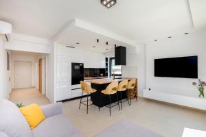una cucina e un soggiorno con tavolo e sedie di Luxury Apartment N&P a Dubrovnik