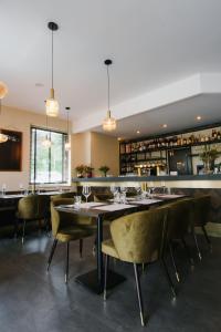 jadalnia z długim stołem i krzesłami w obiekcie Magaré Hotel & Restaurant w mieście Lahnstein