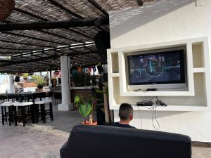 Μια τηλεόραση ή/και κέντρο ψυχαγωγίας στο Ventana Blue Hotel