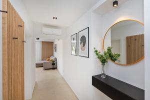 un corridoio con specchio e vaso su un tavolo di Luxury Apartment N&P a Dubrovnik