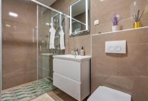 bagno con lavandino e doccia in vetro di Luxury Apartment N&P a Dubrovnik