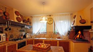 a kitchen with a table with a bowl of fruit on it at Villa la felce in Cetona