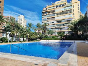 basen przed budynkiem w obiekcie Bermudas apartamento con piscina y garaje en Benidorm w mieście Benidorm
