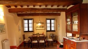 cocina y comedor con mesa y sillas en Borgo di fighine, en San Casciano dei Bagni