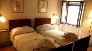 1 dormitorio con 2 camas y ventana en Borgo di fighine, en San Casciano dei Bagni