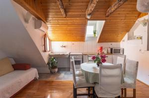 een kleine keuken en eetkamer met een tafel en stoelen bij Old Town Baroque Palace Accommodation in Dubrovnik