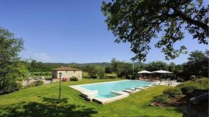 een zwembad in een tuin met een huis bij Mulino della villa in Bucine