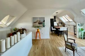 ein Wohnzimmer im Dachgeschoss mit einem Tisch und einem Stuhl in der Unterkunft Hyper Centre Tours - Charmant Balcon in Tours