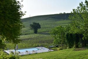 Bazén v ubytování Cascina Tre Botti nebo v jeho okolí