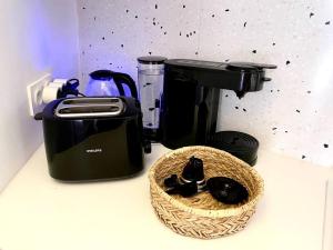 una cafetera y una cesta en un mostrador en Calme - Centre - WiFi - Clim - Verdon 300m - Parking, en Vinon-sur-Verdon