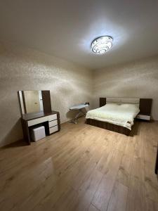 1 dormitorio con cama y espejo. en TbilApartments, en Tiflis 12 fotos más