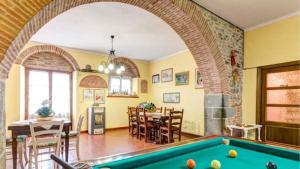 sala de estar con mesa de billar en una habitación en Fattoria gli ziri, en Cortona