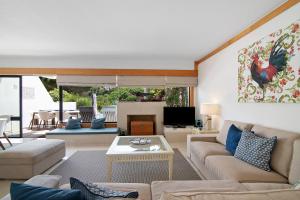 ein Wohnzimmer mit einem Sofa und einem Tisch in der Unterkunft Moradia V 60 in Quinta do Lago