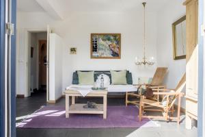 a living room with a table and a couch at Estrela do Atlântico in Horta