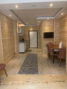 里澤的住宿－Su Apart，大房间设有桌子和厨房