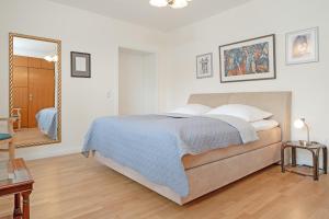 蒂門多爾費爾斯特蘭德的住宿－Haus Eva Mar am Meer Appartement 1，一间卧室配有一张大床和镜子