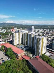 eine Luftansicht einer Stadt mit hohen Gebäuden in der Unterkunft Mesaverte Residences T2-8H in Cagayan de Oro
