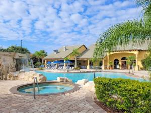 um resort com piscina e um edifício em 6Br 6Bath Pvt Home Pool 10min Disney 3282ft em Kissimmee