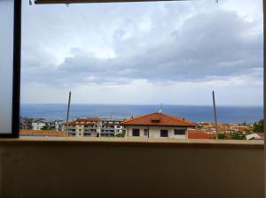 Blick auf eine Stadt aus einem Fenster eines Gebäudes in der Unterkunft TropeaCharmet PARKING FREE in Tropea