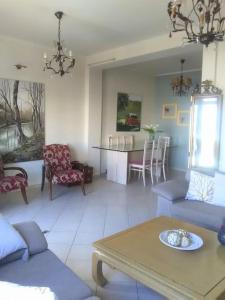 ein Wohnzimmer mit Sofa und Tisch in der Unterkunft Doxa's place in Iraklio