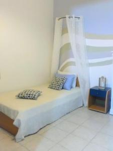 ein Bett mit zwei Kissen darauf in einem Zimmer in der Unterkunft Doxa's place in Iraklio