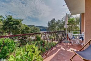 茨雷斯Apartman Sučić的阳台上配有桌椅的露台