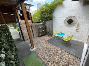 a patio with a table and chairs next to a building at Maison MAHECO in Gujan-Mestras