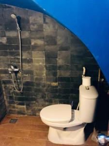ein Bad mit einem WC und einer Dusche in der Unterkunft Mika Homestay Friends House in Hanoi