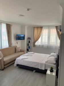 una camera con un grande letto e un divano di UPART FLATS a Antalya (Adalia)